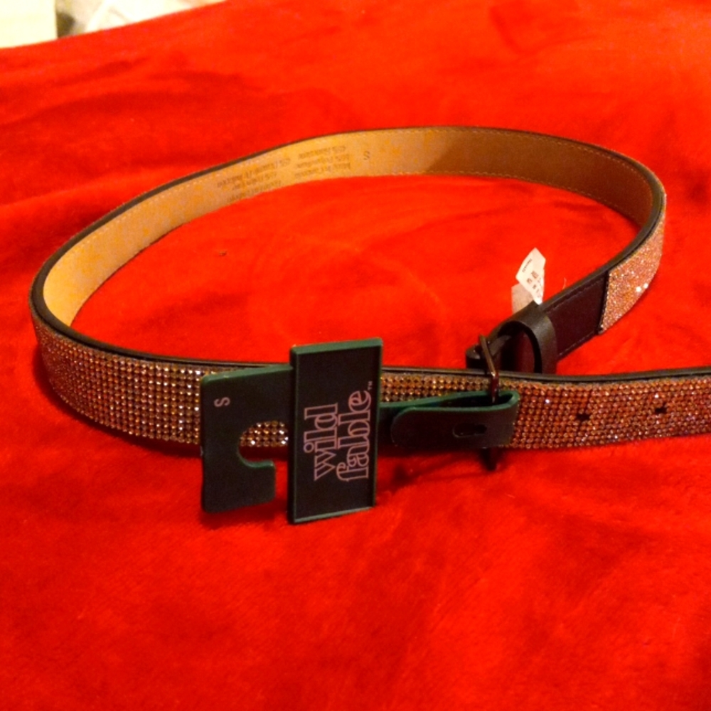 Wild Fable Sparkle Belt Size Small Lots of beautiful Crystal's in set.
